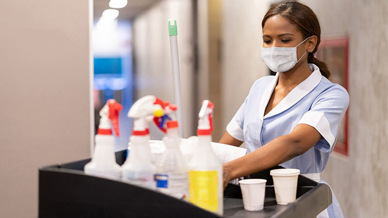 Empregada de limpeza com máscara contra covid-19